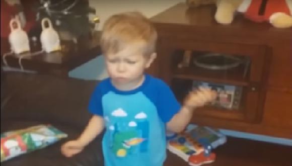 ​YouTube: Niño se niega a recibir juguetes por Navidad