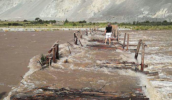 El 80% de la población de Nicolás Valcárcel se queda  sin puente para cruzar río