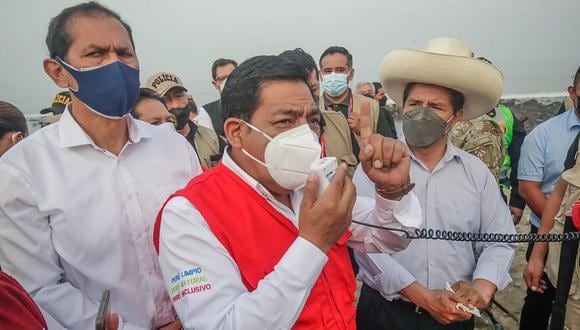 Ministro del Ambiente, Rubén Ramírez, supervisó este viernes las playas de Ancón por derrame de petróleo de Repsol. (Foto: Presidencia del Perú)