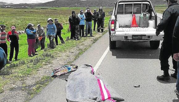 Auto mata a comunera en Azángaro mientras intentaba cruzar la vía