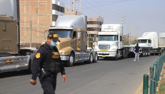 Peculiar protesta realizaron los camioneros de Chiclayo.