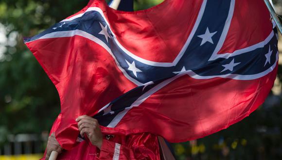 ¿Qué es la bandera confederada y por qué la están prohibiendo en Estados Unidos? (AFP / ANDREW CABALLERO-REYNOLDS)