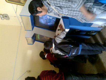 Hallan a niños uniformados en video juegos