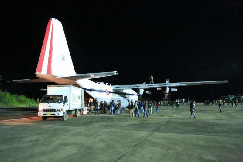 Antonov de la FAP aterriza de emergencia y obliga a cerrar pista del Jorge Chávez