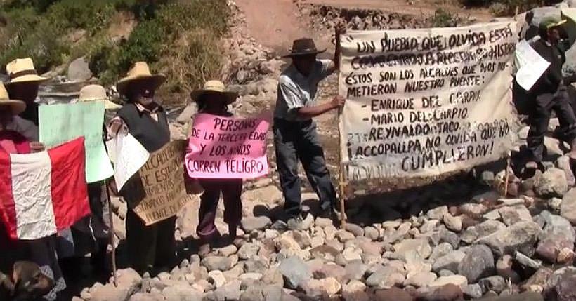 ​Adultos mayores se niegan a seguir cruzando río en palos (VIDEO)