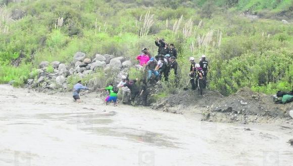 Arequipa: Obrero quedó atrapado en medio de río Socabaya