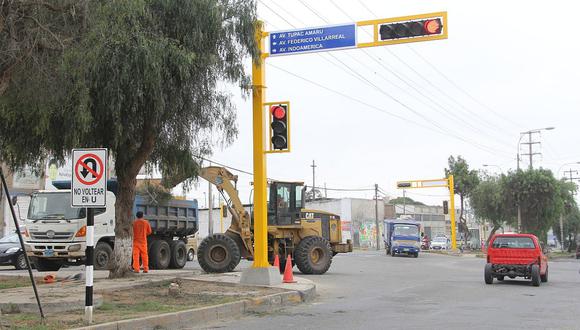 Instalan semáforos en tres avenidas de la ciudad de Trujillo 