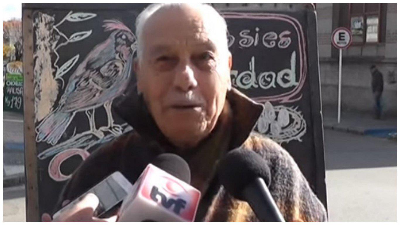 YouTube: Abuelito aparece vivo cuando su familia preparaba su funeral (VIDEO)