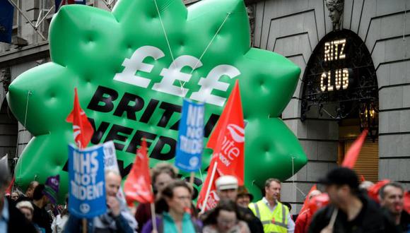 Multitudinaria manifestación en Londres por reducción de salarios