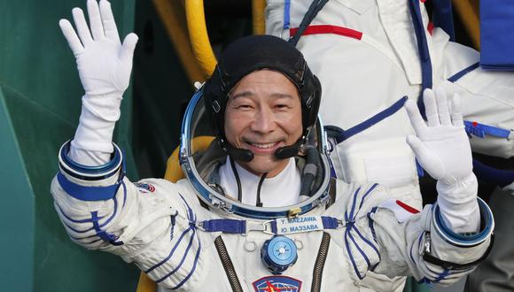 El multimillonario japonés Yusaku Maezawa saluda mientras aborda la nave espacial Soyuz MS-20 antes del lanzamiento en el cosmódromo de Baikonur el 8 de diciembre de 2021 (Foto: Shamil Zhumatov / POOL / AFP)