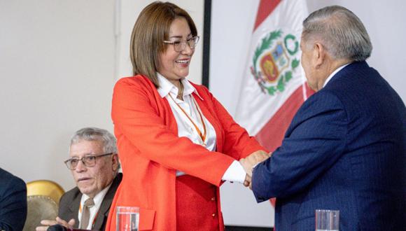 Presidenta de la Mesa Directiva, Verónica Escobal, dice que solicitarán que la Contraloría revise los perfiles de los funcionarios.