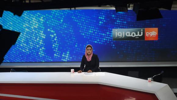 En esta fotografía tomada el 11 de setiembre de 2018, la presentadora afgana Zarmina Mohammadi para Tolo News participa en una transmisión en vivo en la estación en Kabul. (WAKIL KOHSAR / AFP).