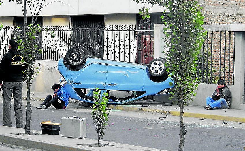 Policía atrapa a tres varones, luego que protagonizaran un accidente