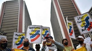 Venezuela: jubilados reciben pensión de 28 dólares y venden caramelos para vivir