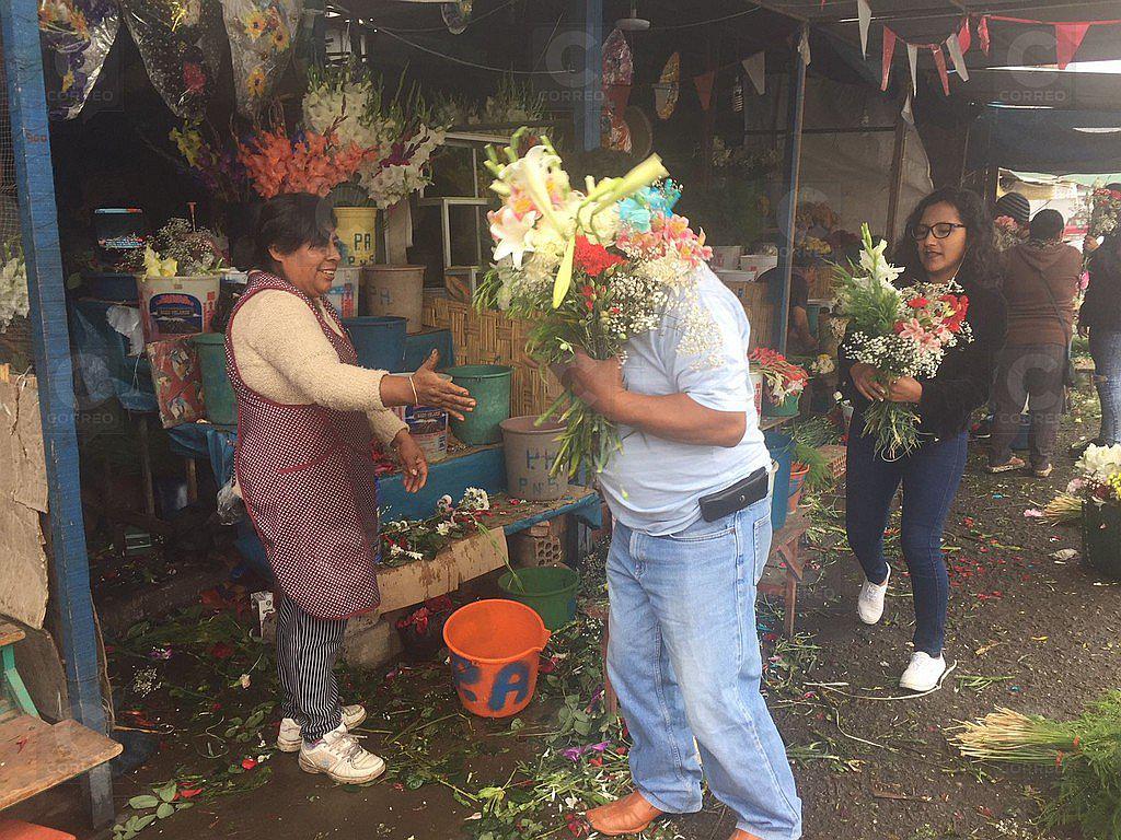 Vendedoras de flores del Cementerio regalaron arreglos para difuntos