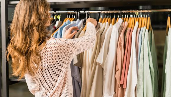 “El 40% de los compradores ven la ropa de segunda mano como su forma de consumir moda de manera sostenible. Además, la variedad de productos sigue siendo importante y el segundo motivo del consumo de esta categoría”, señala el especialista. (Foto: Freepik)
