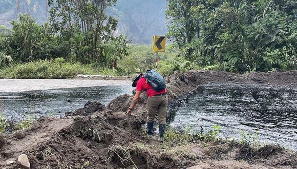 Foto publicada por el Ministerio de Medio Ambiente de Ecuador que muestra un derrame de petróleo en un área de la región amazónica, en el sector de Piedra Fina, Ecuador el 29 de enero de 2022. (Foto: Ecuador's Ministry of Environment / AFP)
