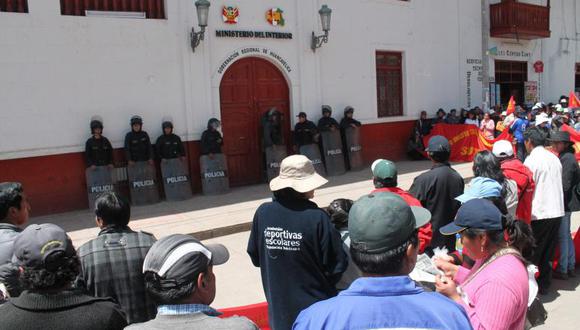 Docentes se reúnen con gobernador de Huancavelica