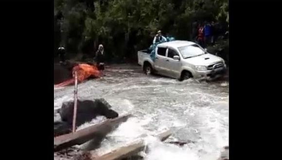 Esto hacen los vehículos para cruzar los ríos en Huancavelica (VIDEO)