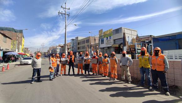 Los obreros que laboran en la Av. Vidaurrázaga paralizaron trabajaos por deudas de hasta 4 mil soles| Foto: Graciela Fernández