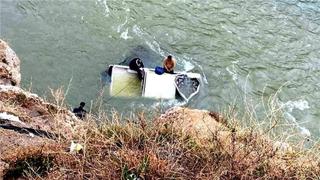 Auto con policías anticorrupción a bordo se precipita al río Mantaro y sobreviven de milagro (FOTOS)