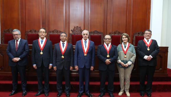 Augusto Ferrero tomó juramento a cinco de los seis nuevos magistrados del Tribunal Constitucional. (Foto: Difusión)
