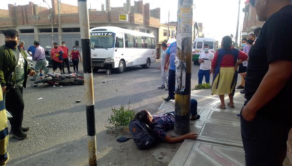 Motociclista ebrio choca con bus de la ruta 1 en la avenida Juan Moore. (Foto: Adrian Apaza)