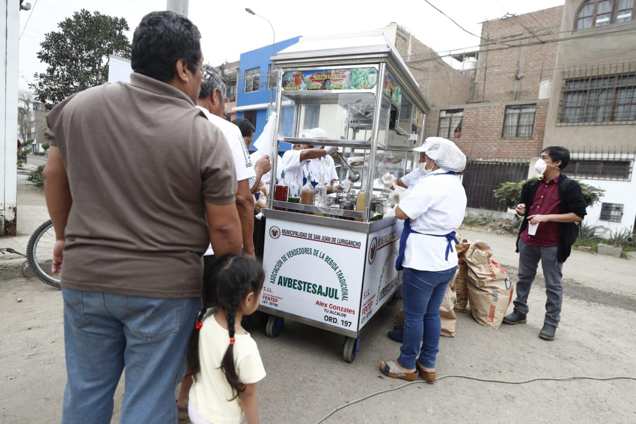Asociación de Vendedores de la Bebida Tradicional (AVBESTESAJUL) entregan desayunos de manera gratuita a familias afectadas por el aniego. (Foto: César Campos)