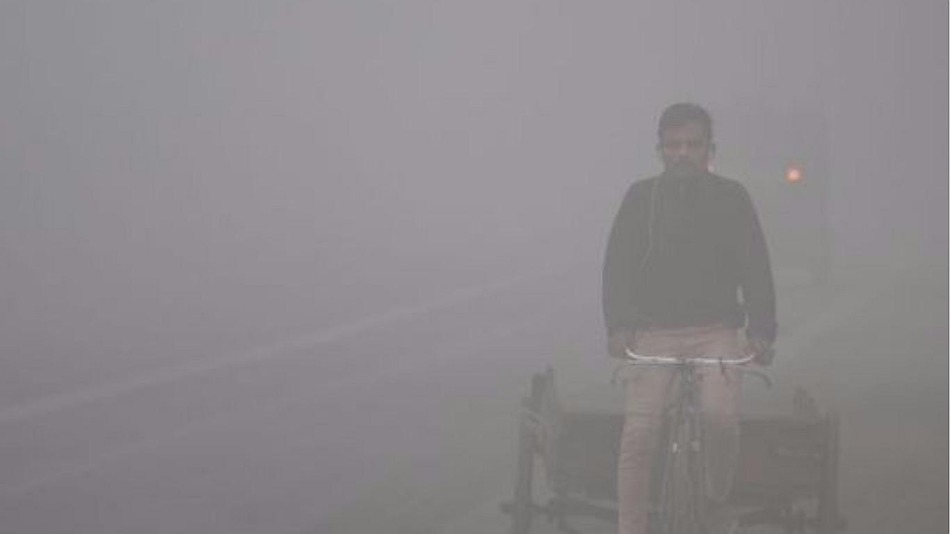 Respirar en la capital de la India equivale a fumar 44 cigarros diarios 