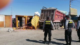 Arequipa: Camión sin conductor impacta contra negocios y mujer muere