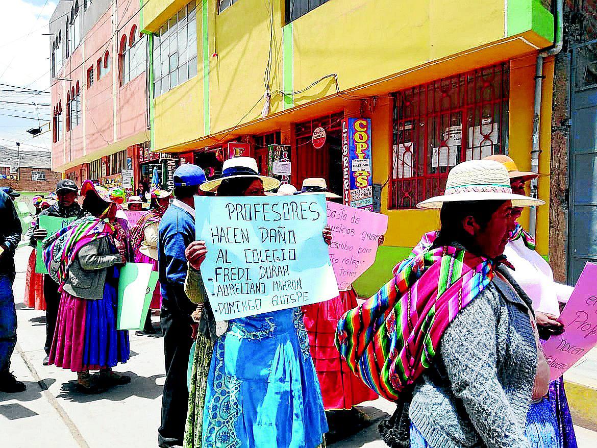 Padres de familia exigen cambio de docentes en el colegio Chapa- Capachica