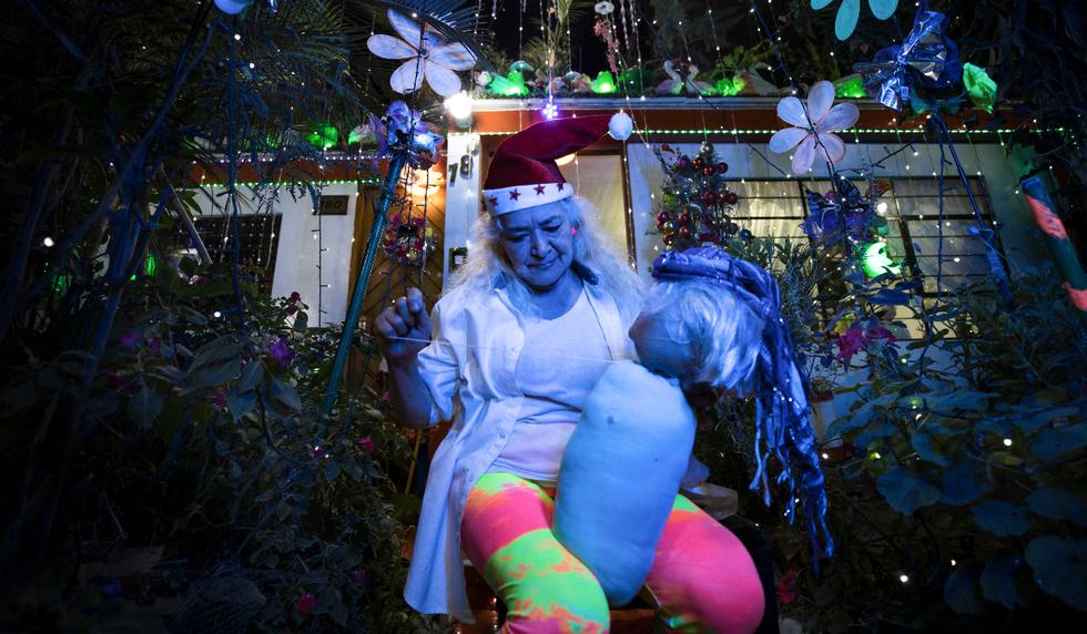 La señora Gladys Acosta, tiene 61 años y en el barrio la conocen como la "Barbie", fue una de las que comenzó con esta magia de decorar las calles en la época navideña.  Ella hace más de 30 años lleva decorando su vivienda con más de 40 juegos de luces navideñas y muñecos. 
Foto: Joel Alonzo/@photo.gec