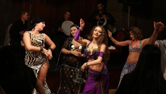 A las bailarinas egipcias, se les juzga con más severidad que a las extranjeras, quienes aún tenían bastante acogida antes de la pandemia por su trabajo en El Cairo. Ahora, para no perder contacto con su público, muestran videos de sus bailes pre-pandemia en las redes sociales. (Foto: AFP)