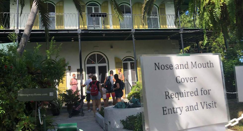 Algunas personas visitan la Casa y Museo de Ernest Hemingway en Key West, Florida. (AFP / Leila MACOR).