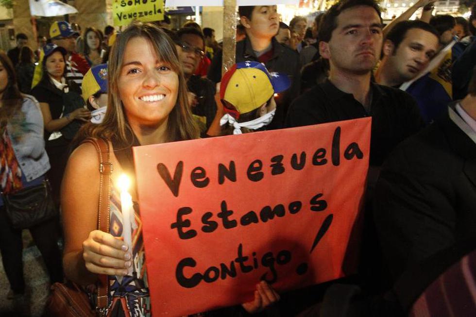 Chilenos protestan en Palacio por llegada de Maduro