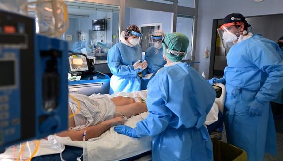El personal médico atiende a un paciente con COVID-19 en la unidad de cuidados intensivos del hospital de Cremona, norte de Italia, el 11 de enero de 2022. (Foto de Miguel MEDINA / AFP)
