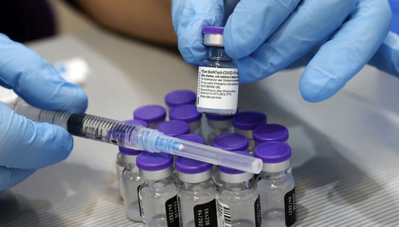 La Organización Mundial de Salud dijo que es demasiado pronto para saber si se debe recomendar esa mezcla de vacunas. (JACK GUEZ / AFP).