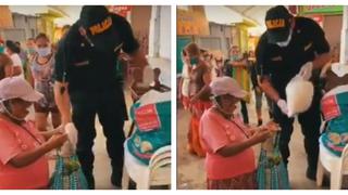 Policía dona víveres a abuelita que no tenía dinero para comprar en Comas (VIDEO) 
