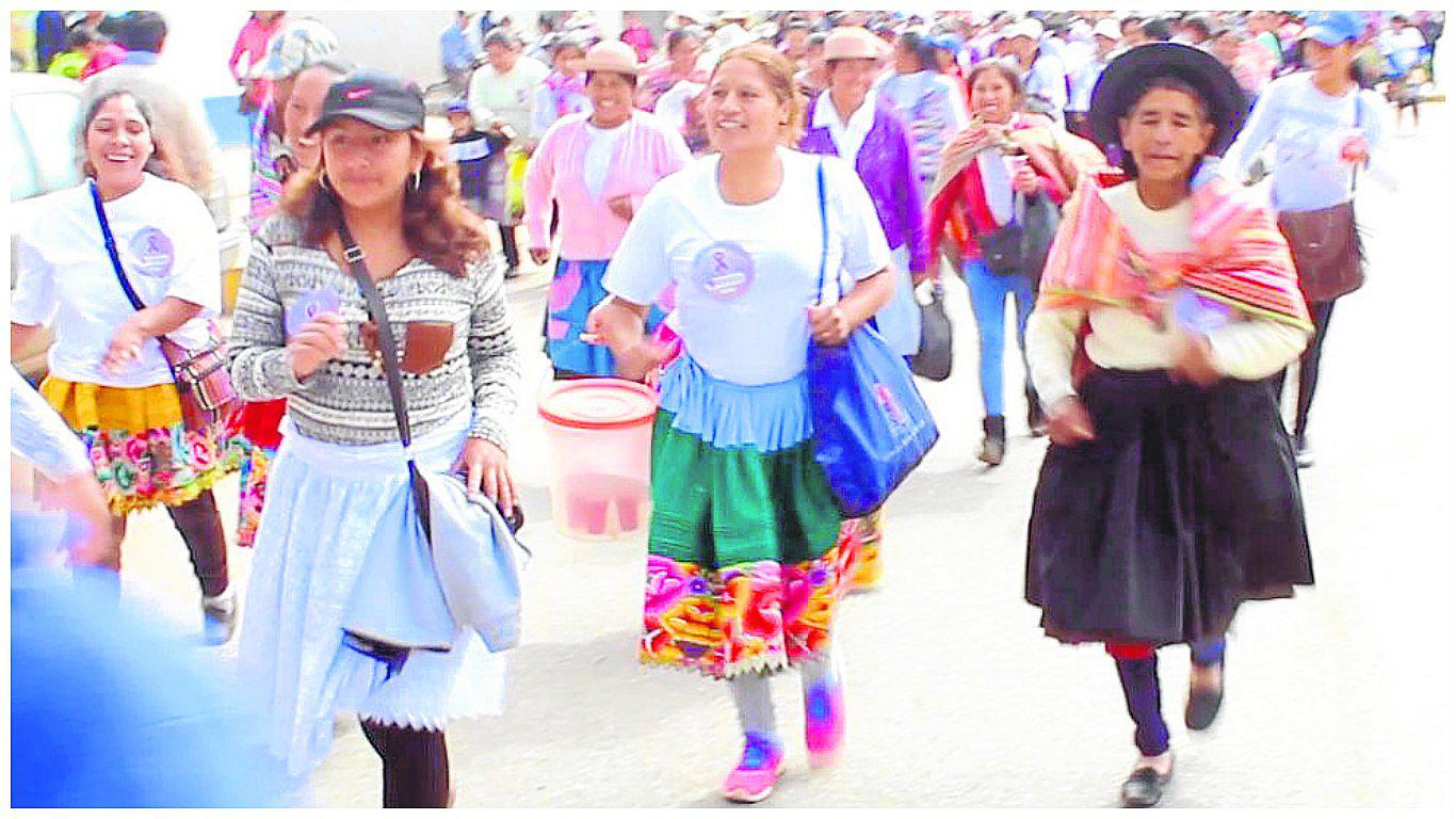 Día de la Mujer: ​Con polleras y cargando a sus hijos mujeres festejan trotando