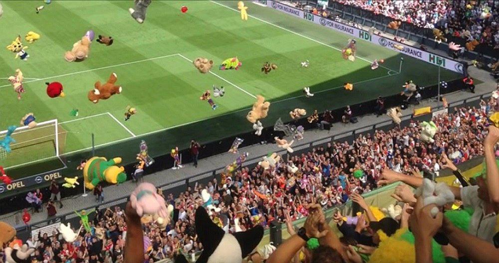 VIDEOS: Hinchas se “atacan” con peluches en un estadio 