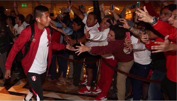 Selección peruana llega al hotel en Buenos Aires y desata la euforia entre los hinchas (VIDEO y FOTOS)