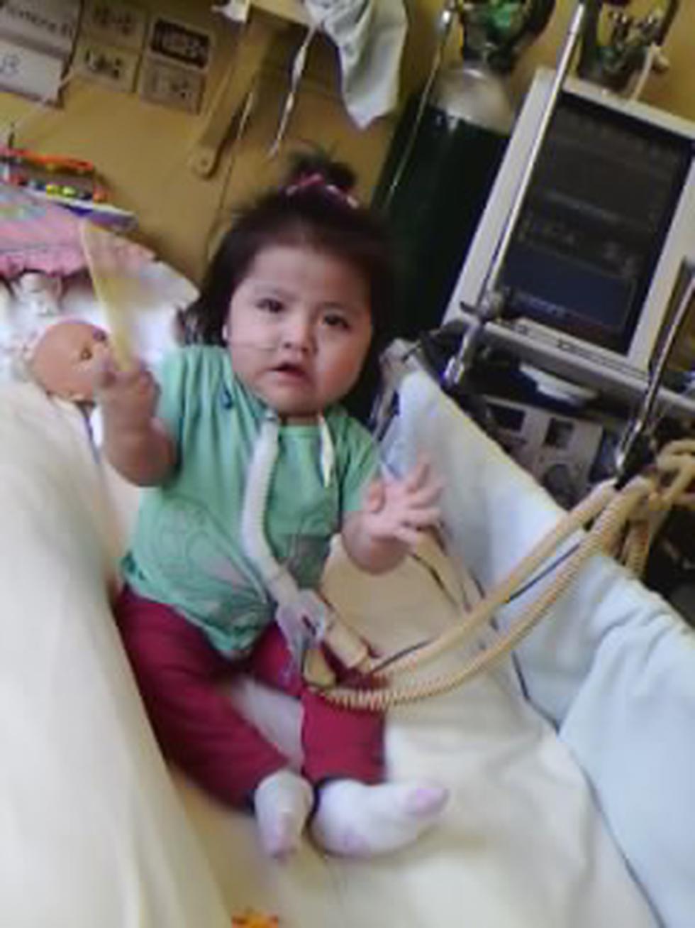 Alison la niña que vive con respirador