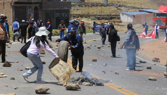 Pobladores bloquean carretera Puno-Desaguadero