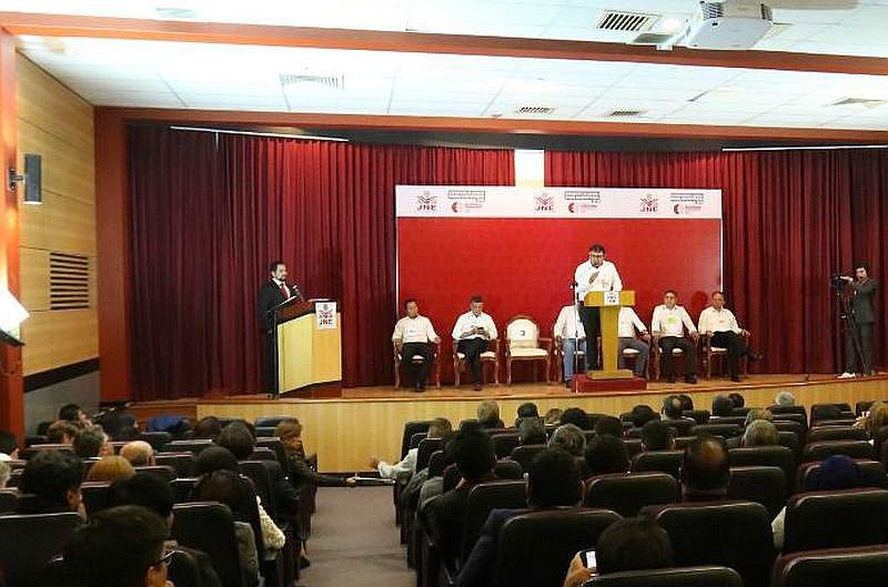 Candidatos a favor de la inmunidad parlamentaria y reducción de sueldos en debate del JEE