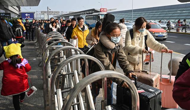 Pasajeros en la estación de trenes de Hongqiao en Shangai, movilizándose por el Año Nuevo chino. El uso de mascarillas es habitual por la contaminación del aire. (Foto: AFP)