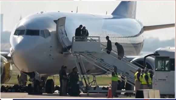 Inmigrantes menores de edad son trasladados en aviones. (Foto: captura video New York Post)