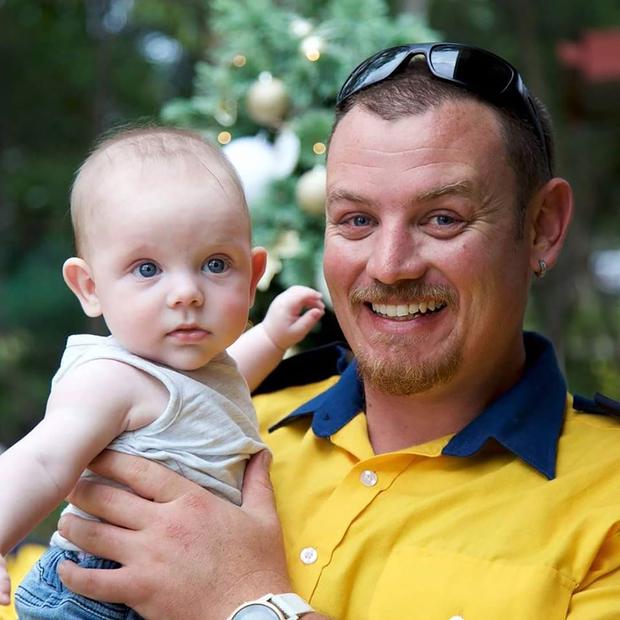 Niño recibe medalla en honor a su padre, quien murió apagando los incendios en Australia. Foto: AFP