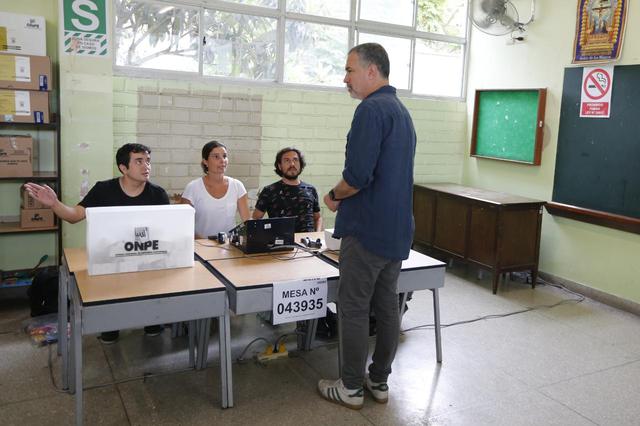 Salvador del Solar reaparece y vota en colegio Alfonso Ugarte de San Isidro. Fotos: Francisco Neyra/GEC