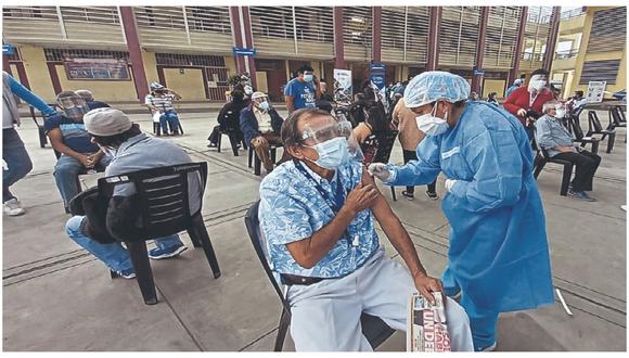 Mayores de 70 años a más y adultos con Down de toda la capital liberteña podrán inmunizarse contra el COVID-19 a partir de hoy en cualquier punto de vacunación. En Virú, Ascope, Pacasmayo y Chepén campaña se iniciará mañana. Gobernador viajó a Lima para pedir más dosis.