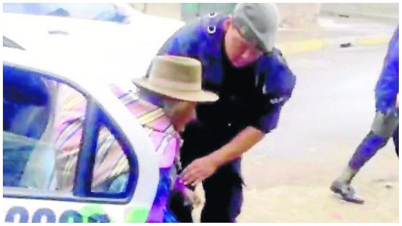 Emotivo: sereno ayuda a anciana quechua hablante a encontrar su casa gracias a este detalle